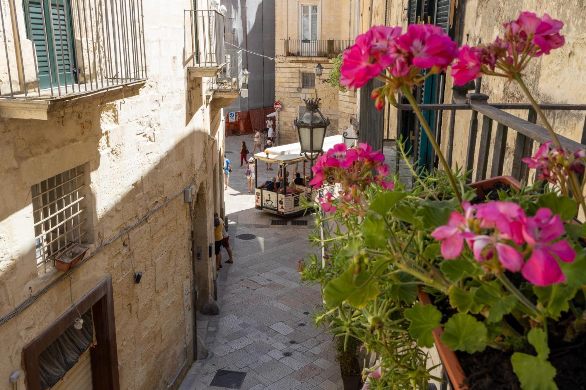 Palazzo Della Contessa - Suites & Breakfast Lecce Esterno foto